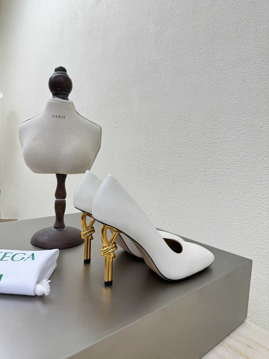 KNOT HIGH PUMP IN WHITE AND GOLD METAL HEEL 9 CM